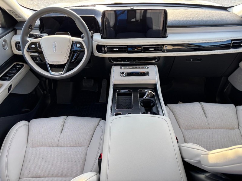 Lincoln Aviator Vehicle Full-screen Gallery Image 15
