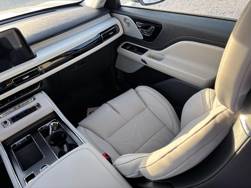 Lincoln Aviator Vehicle Full-screen Gallery Image 16
