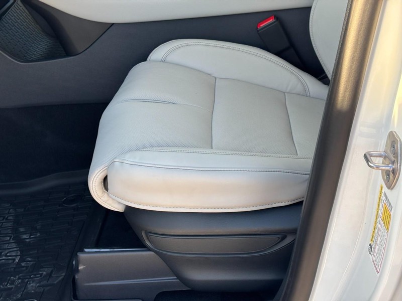 Lincoln Aviator Vehicle Full-screen Gallery Image 17