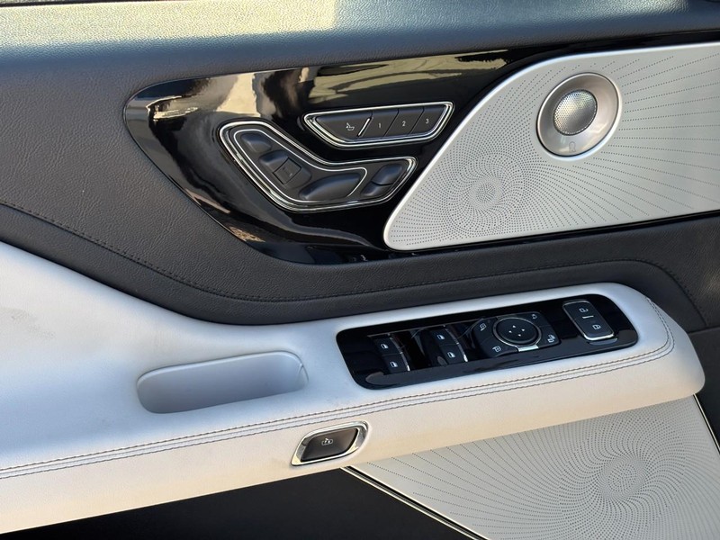 Lincoln Aviator Vehicle Full-screen Gallery Image 18