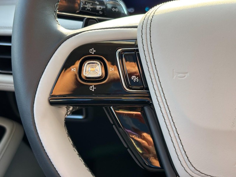 Lincoln Aviator Vehicle Full-screen Gallery Image 19