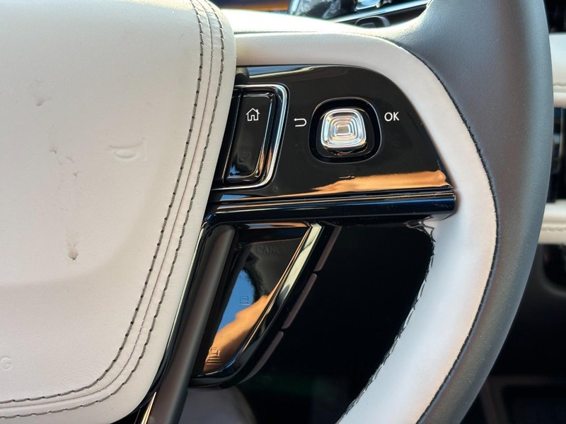 Lincoln Aviator Vehicle Full-screen Gallery Image 20