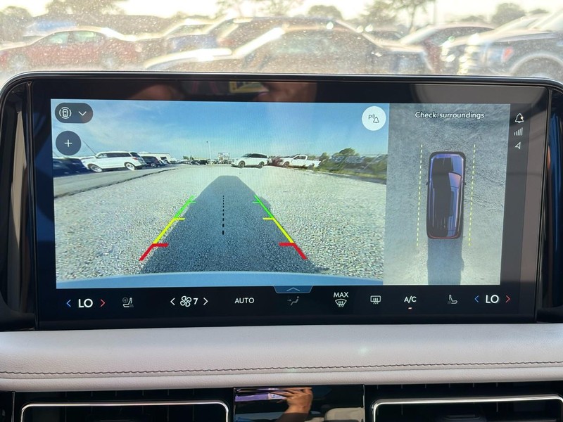Lincoln Aviator Vehicle Full-screen Gallery Image 23