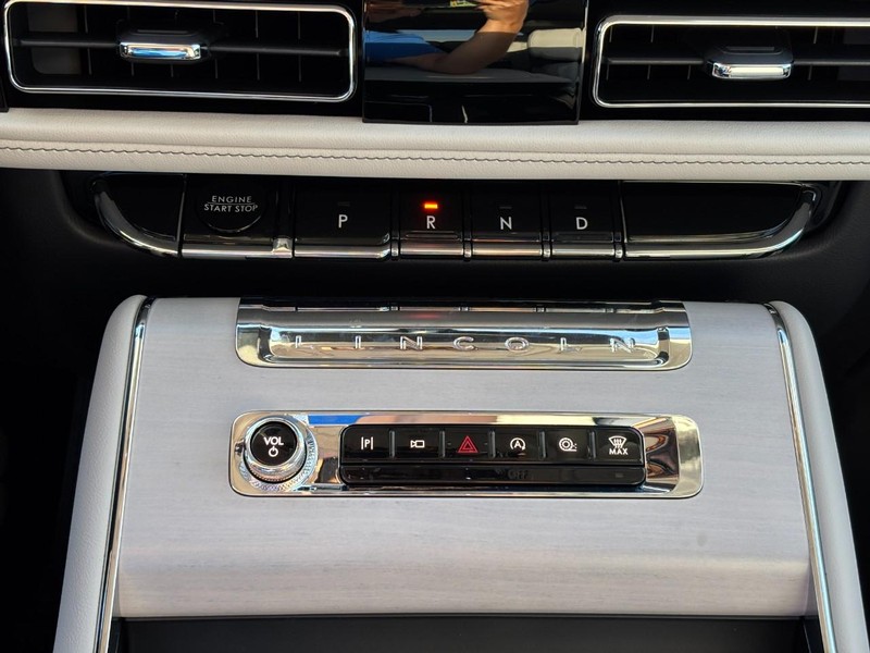 Lincoln Aviator Vehicle Full-screen Gallery Image 24