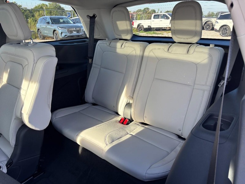 Lincoln Aviator Vehicle Full-screen Gallery Image 12