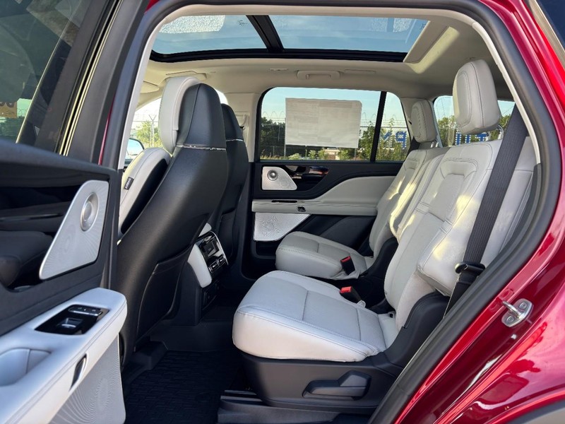 Lincoln Aviator Vehicle Full-screen Gallery Image 13