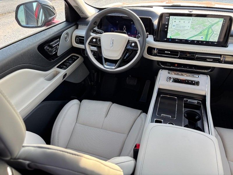 Lincoln Aviator Vehicle Full-screen Gallery Image 14