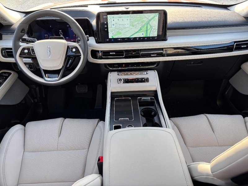 Lincoln Aviator Vehicle Full-screen Gallery Image 15