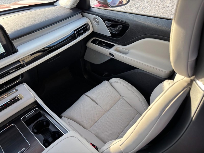Lincoln Aviator Vehicle Full-screen Gallery Image 16
