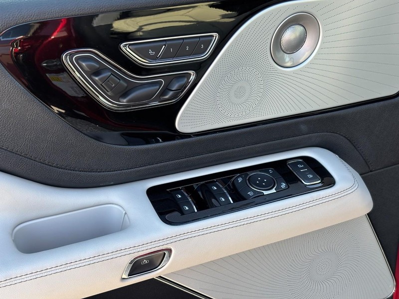 Lincoln Aviator Vehicle Full-screen Gallery Image 18