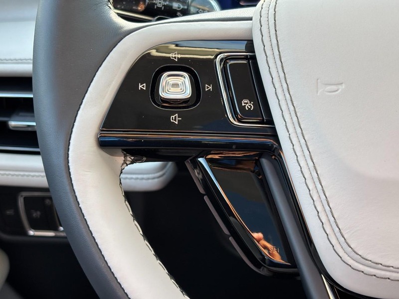 Lincoln Aviator Vehicle Full-screen Gallery Image 19