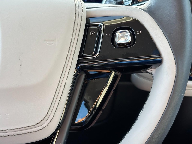 Lincoln Aviator Vehicle Full-screen Gallery Image 20