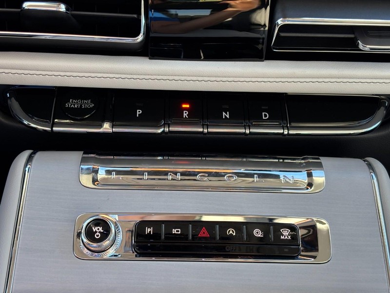 Lincoln Aviator Vehicle Full-screen Gallery Image 24