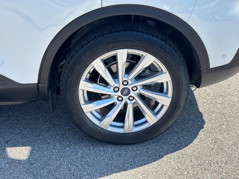 Ford Escape Vehicle Full-screen Gallery Image 11