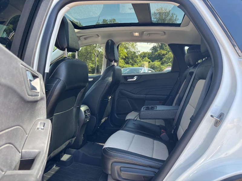 Ford Escape Vehicle Full-screen Gallery Image 12
