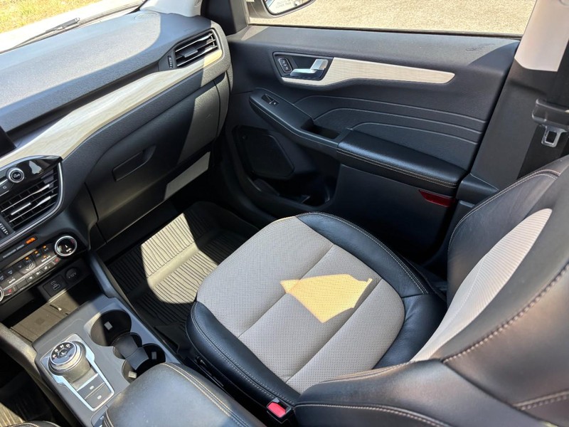 Ford Escape Vehicle Full-screen Gallery Image 15