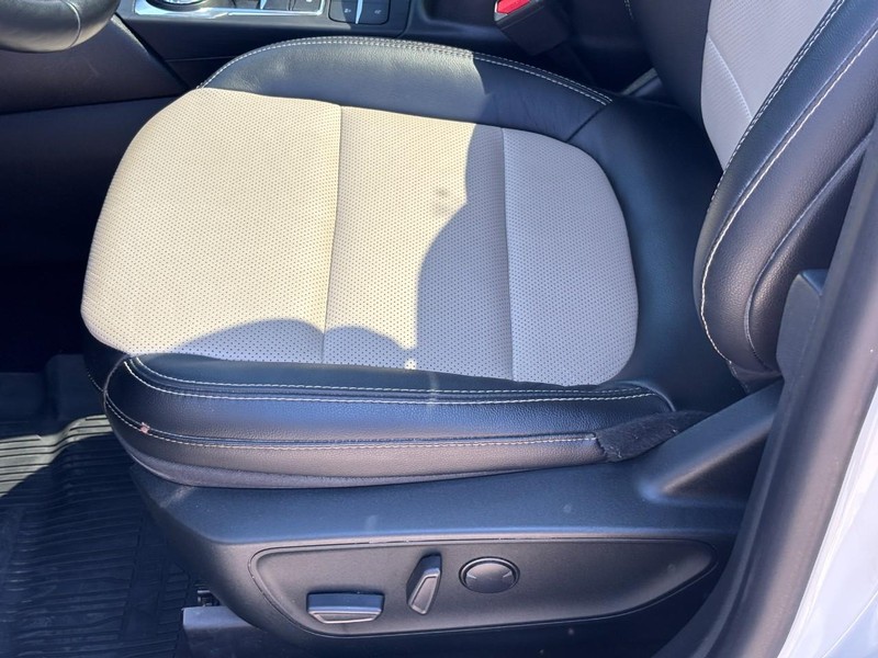 Ford Escape Vehicle Full-screen Gallery Image 16