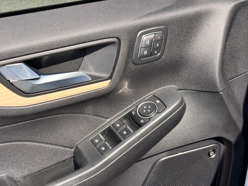 Ford Escape Vehicle Full-screen Gallery Image 17