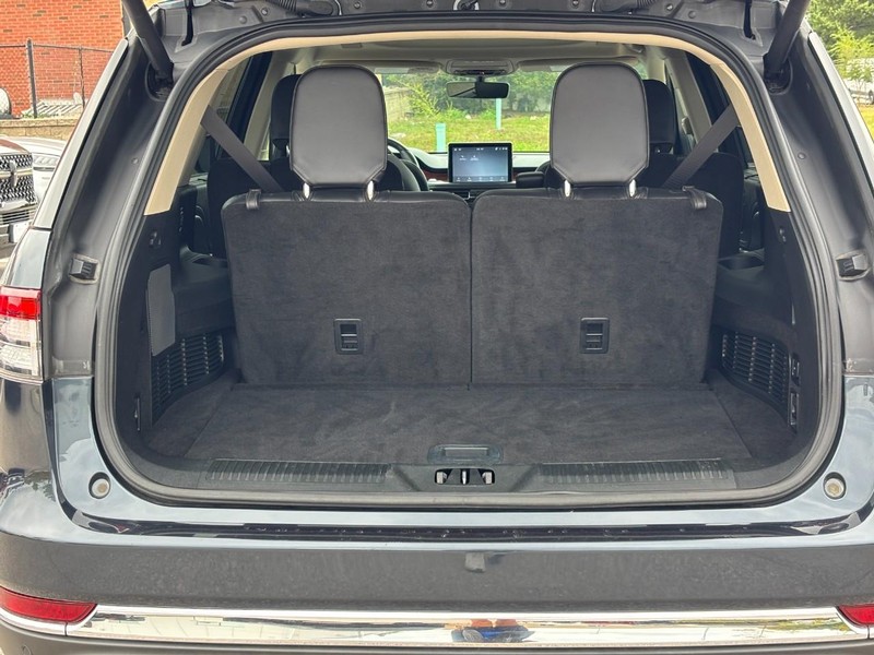 Lincoln Aviator Vehicle Full-screen Gallery Image 10