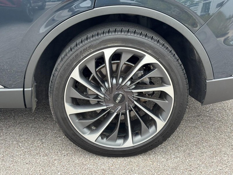 Lincoln Aviator Vehicle Full-screen Gallery Image 11