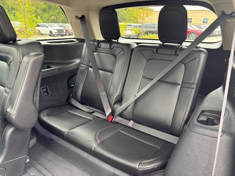Lincoln Aviator Vehicle Full-screen Gallery Image 12