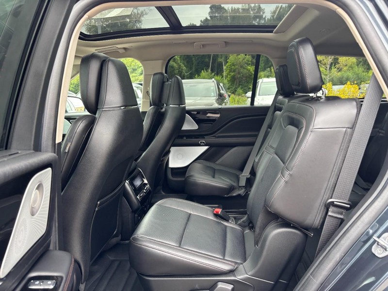 Lincoln Aviator Vehicle Full-screen Gallery Image 13