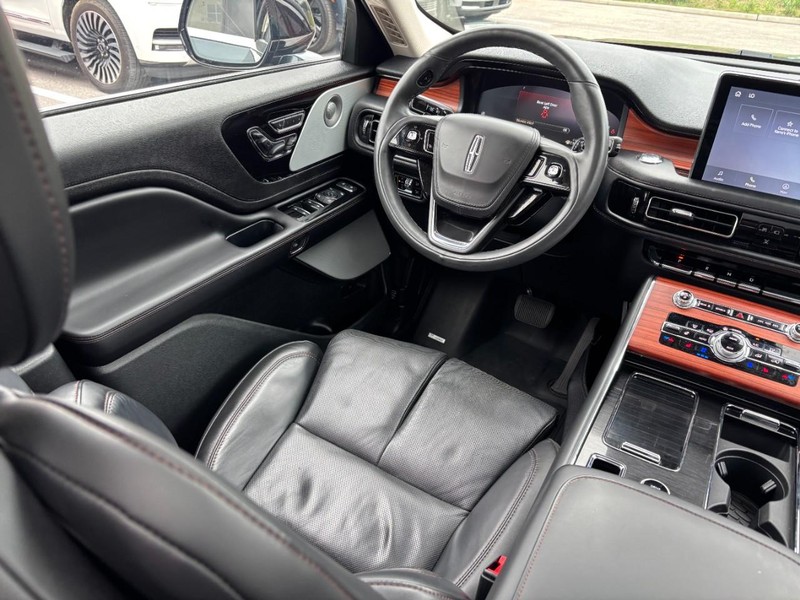 Lincoln Aviator Vehicle Full-screen Gallery Image 14