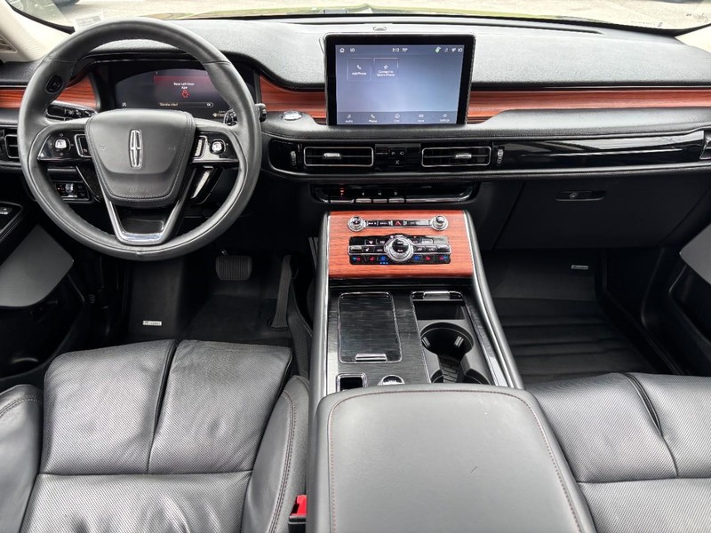 Lincoln Aviator Vehicle Full-screen Gallery Image 15