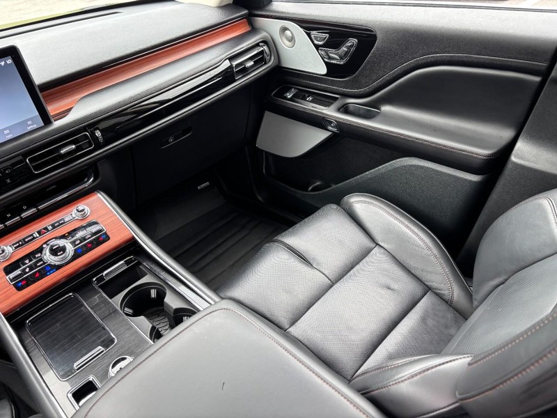 Lincoln Aviator Vehicle Full-screen Gallery Image 16