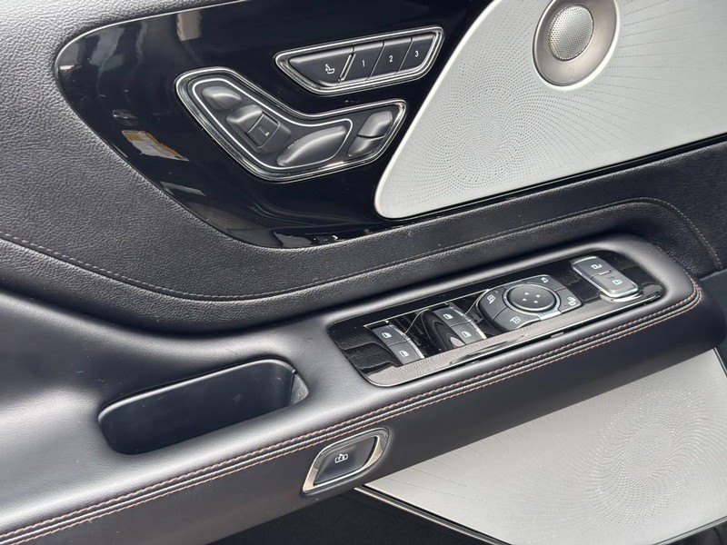 Lincoln Aviator Vehicle Full-screen Gallery Image 18