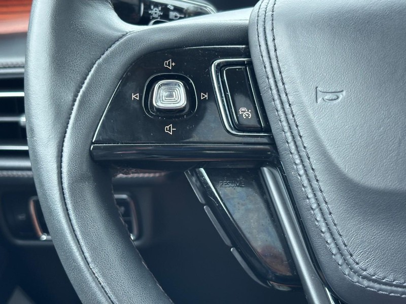 Lincoln Aviator Vehicle Full-screen Gallery Image 19