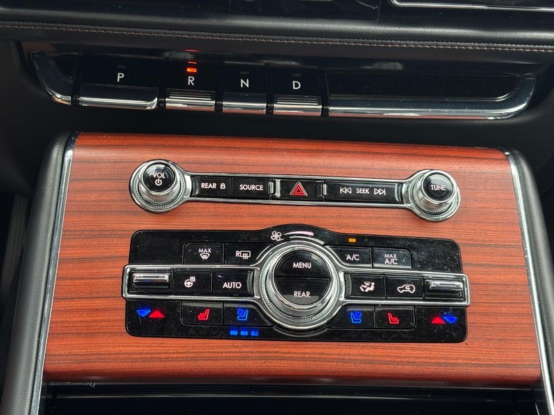 Lincoln Aviator Vehicle Full-screen Gallery Image 25
