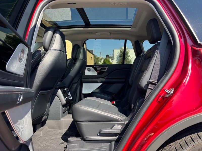 Lincoln Aviator Vehicle Full-screen Gallery Image 13