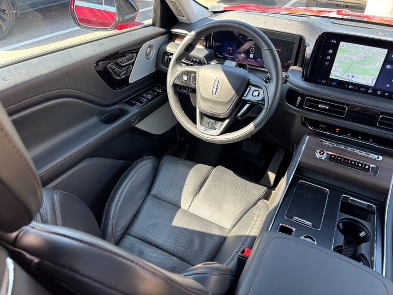 Lincoln Aviator Vehicle Full-screen Gallery Image 14