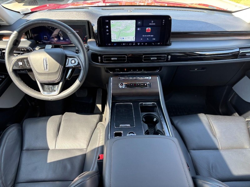 Lincoln Aviator Vehicle Full-screen Gallery Image 15