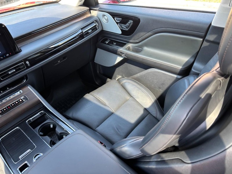 Lincoln Aviator Vehicle Full-screen Gallery Image 16