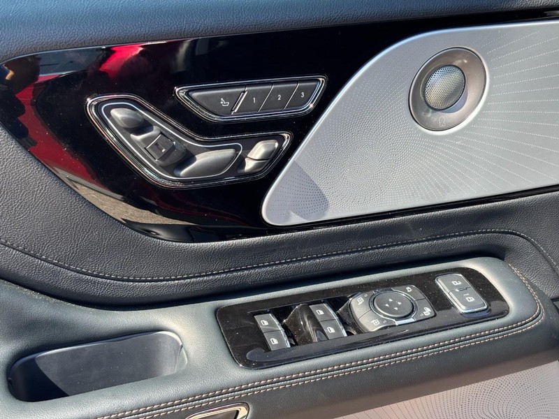 Lincoln Aviator Vehicle Full-screen Gallery Image 18