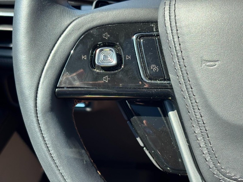 Lincoln Aviator Vehicle Full-screen Gallery Image 19