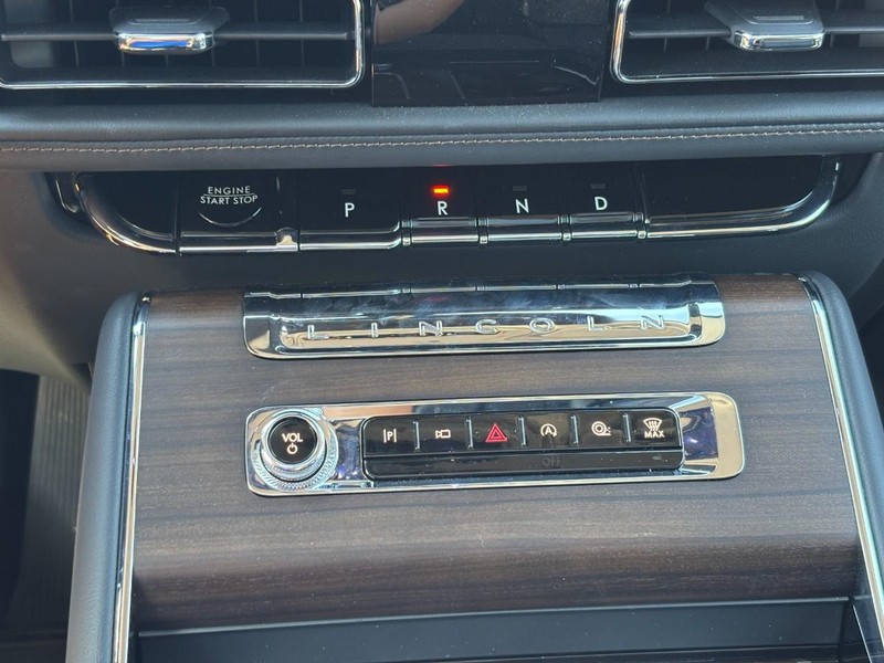 Lincoln Aviator Vehicle Full-screen Gallery Image 24