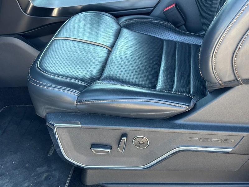 Ford F-150 Vehicle Full-screen Gallery Image 16