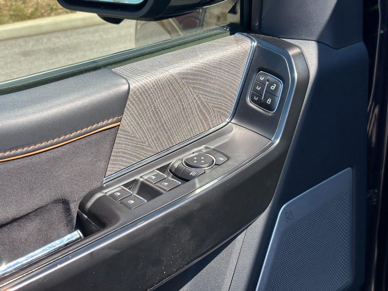 Ford F-150 Vehicle Full-screen Gallery Image 17