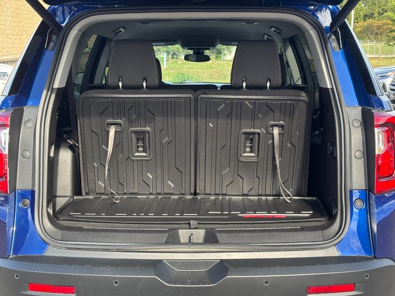 GMC Acadia Vehicle Full-screen Gallery Image 10