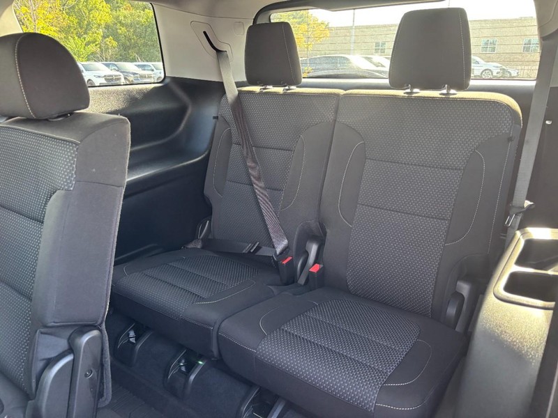 GMC Acadia Vehicle Full-screen Gallery Image 12