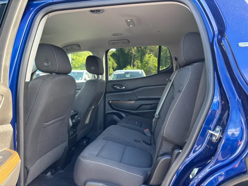 GMC Acadia Vehicle Full-screen Gallery Image 13