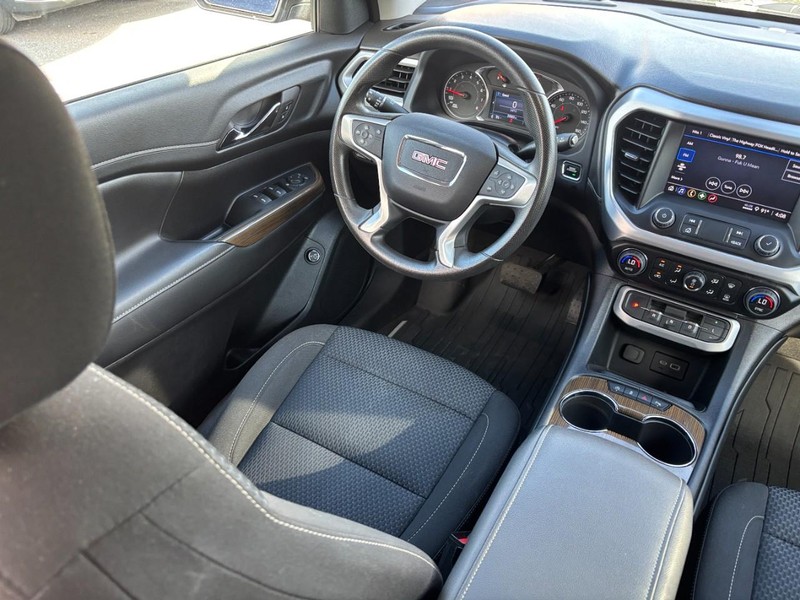 GMC Acadia Vehicle Full-screen Gallery Image 14