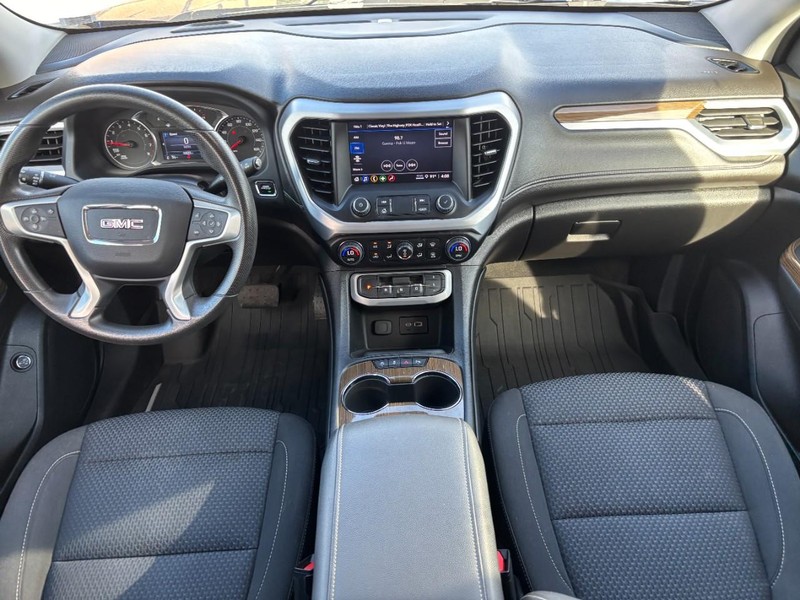 GMC Acadia Vehicle Full-screen Gallery Image 15