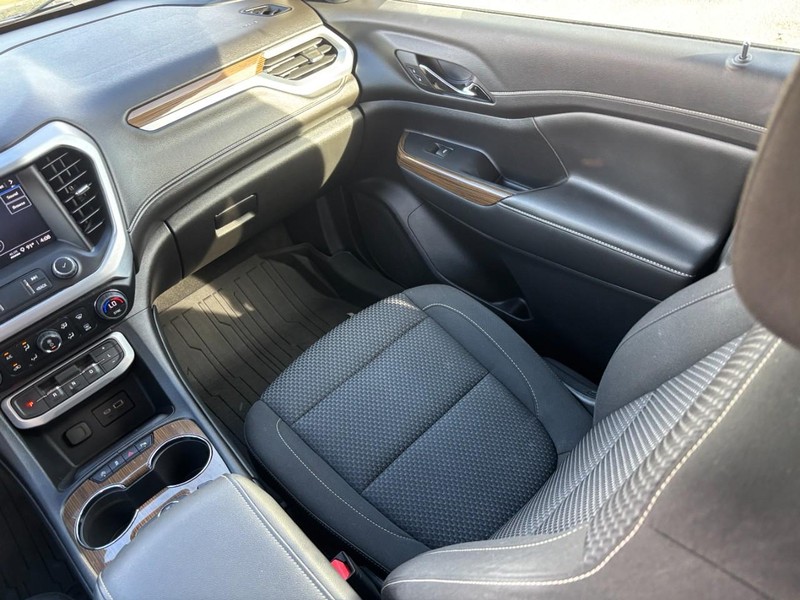 GMC Acadia Vehicle Full-screen Gallery Image 16