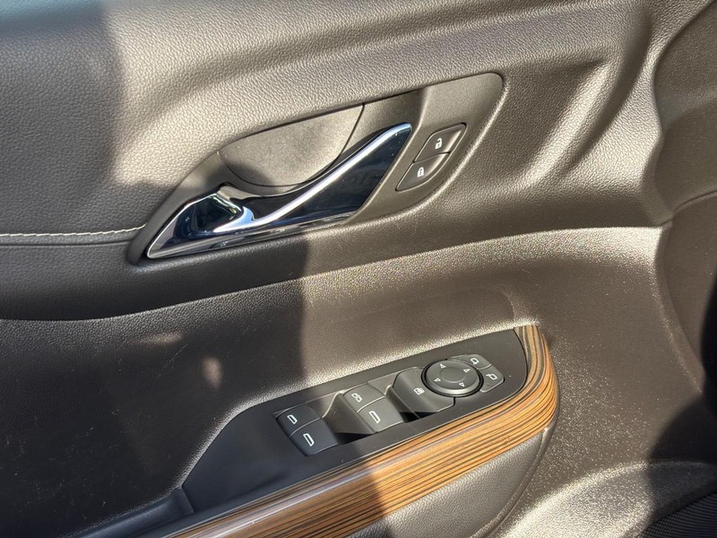 GMC Acadia Vehicle Full-screen Gallery Image 18