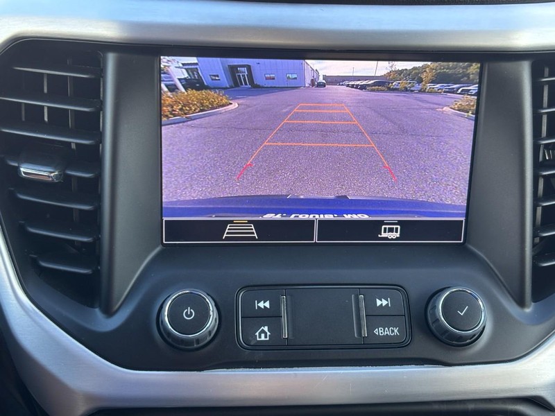 GMC Acadia Vehicle Full-screen Gallery Image 23