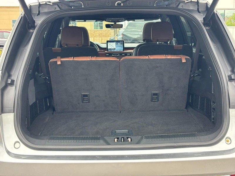 Lincoln Aviator Vehicle Full-screen Gallery Image 10
